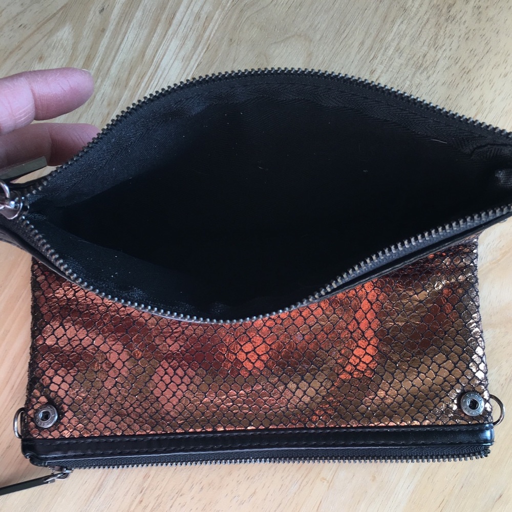 CLEARANCE!💋FINAL PRICE 🎉 BCBGENERATION wristlet - Picture 5 of 8